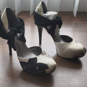 High heeled platform pumps